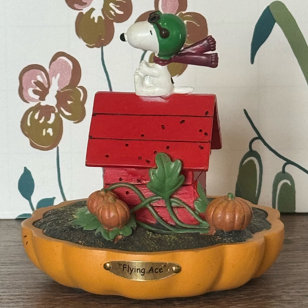 Hawthorne Village Peanuts "It's the Great Pumpkin” figurine in “Flying Ace”
